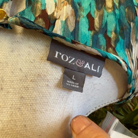 Roz and Ali ladies sleeveless NWT short sleeve blouse with necklace (removable) - Picture 12 of 13